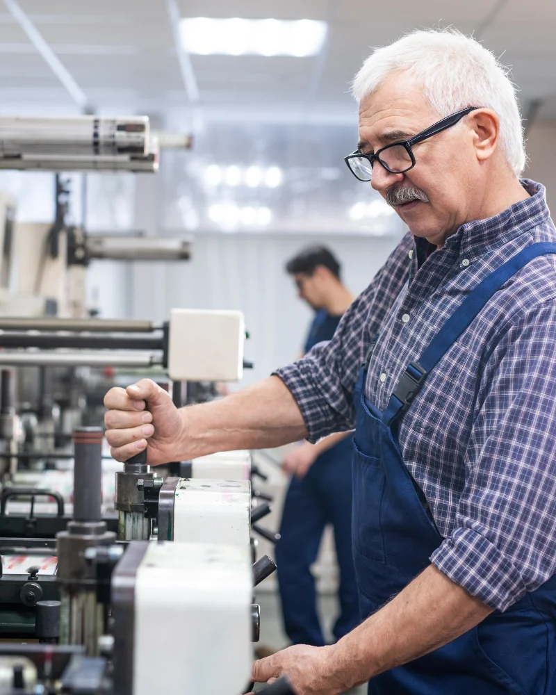 Seniorer der arbejder med produktion og montage hos LUBI Senior