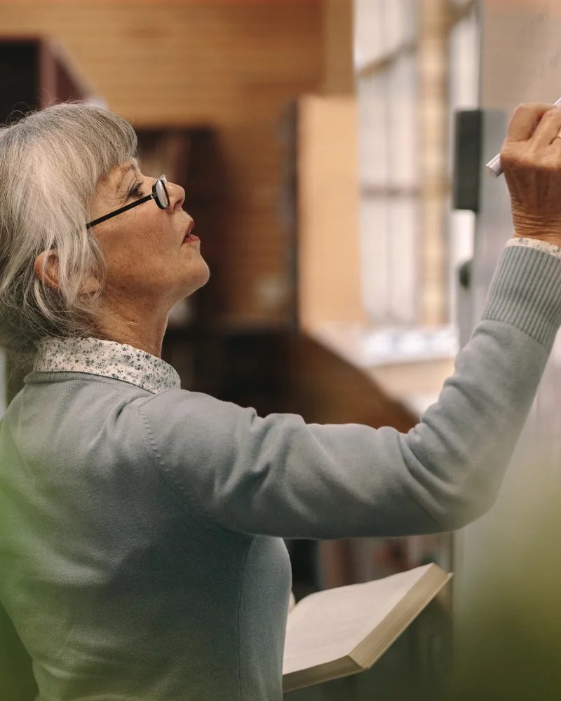 Senior der giver rådgivning og undervisning